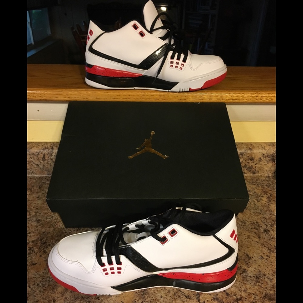 NIB Men’s Nike Air Jordan Retro Sneakers Size 8